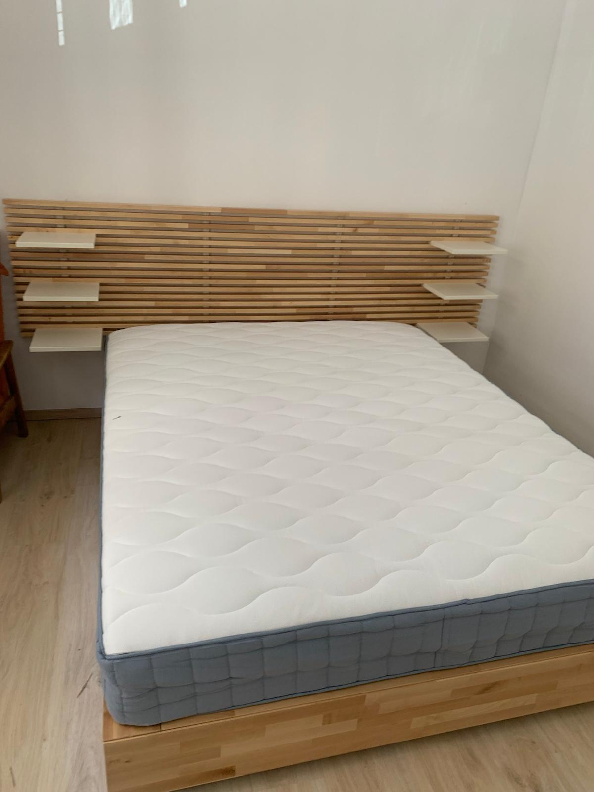 Masivní manželská postel Mandál s čelem